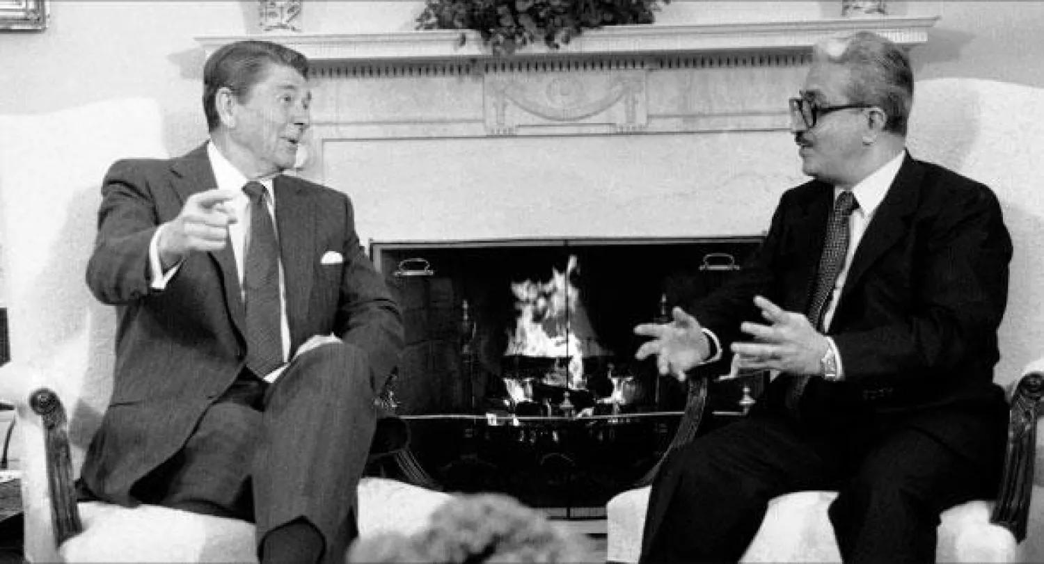 صورة أرشيفية تعود لعام 1984 في البيت الأبيض تجمع بين الرئيس الأميركي رونالد ريغان وطارق عزيز عندما كان وزيرًا لخارجية العراق (أ.ب)