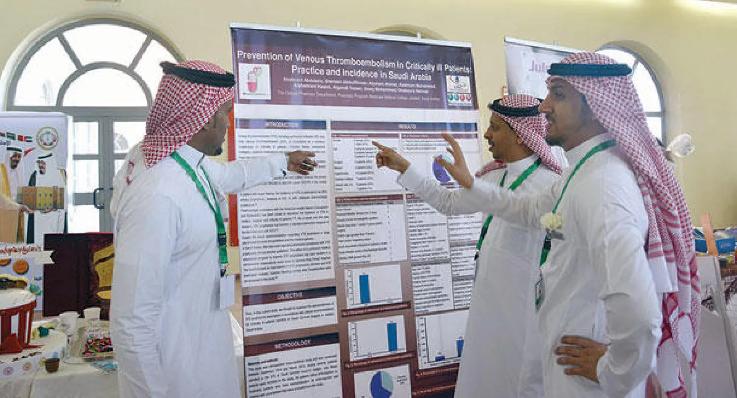 كلية البترجي الطبية تقيم اليوم العلمي الثالث لطلاب الصيدلة