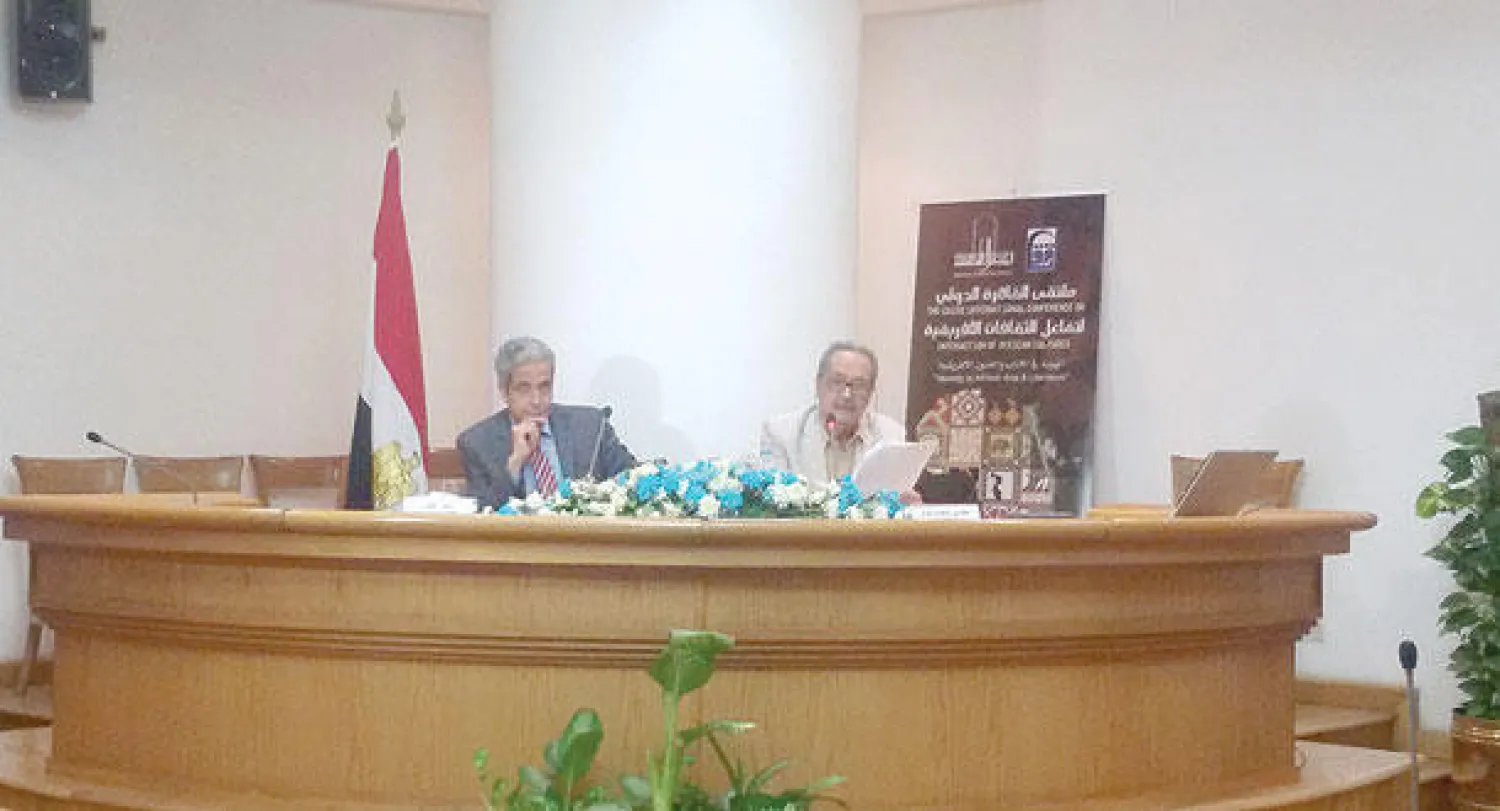 د. حلمي شعراوي (يمين الصورة) ود. محمد عفيفي يلقيان البيان الختامي لملتقى الثقافات الأفريقية