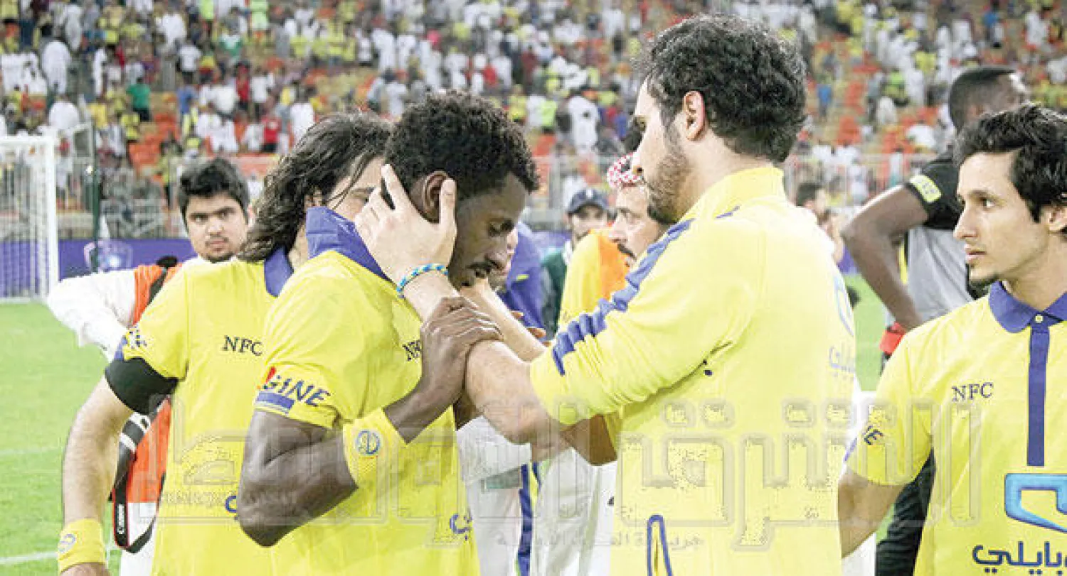 لاعبو النصر يواسون زميلهم شايع شراحيلي بعد إضاعته لركلة الترجيح (تصوير: محمد المانع)