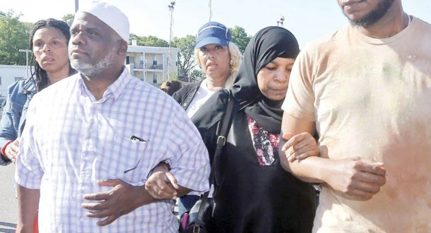 عائلة أسامة رحيم الذي قتلته شرطة بوسطن يوم الثلاثاء الماضي بعد دفن جثمانه أول من أمس (أ.ب)