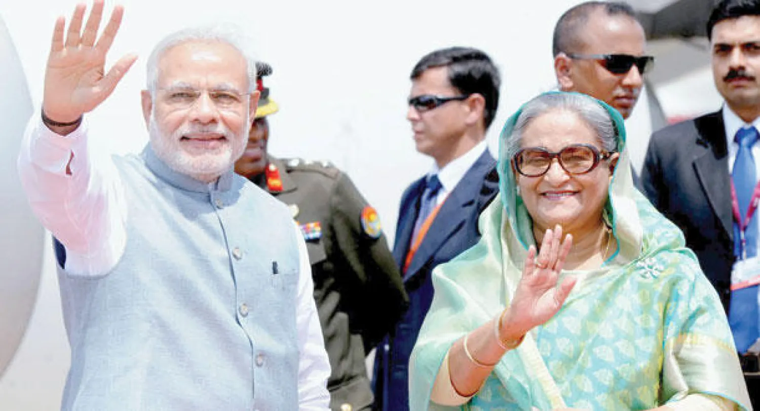 الشيخة حسينة لدى ترحيبها بمودي في مطار دكا أمس (إ.ب.أ)