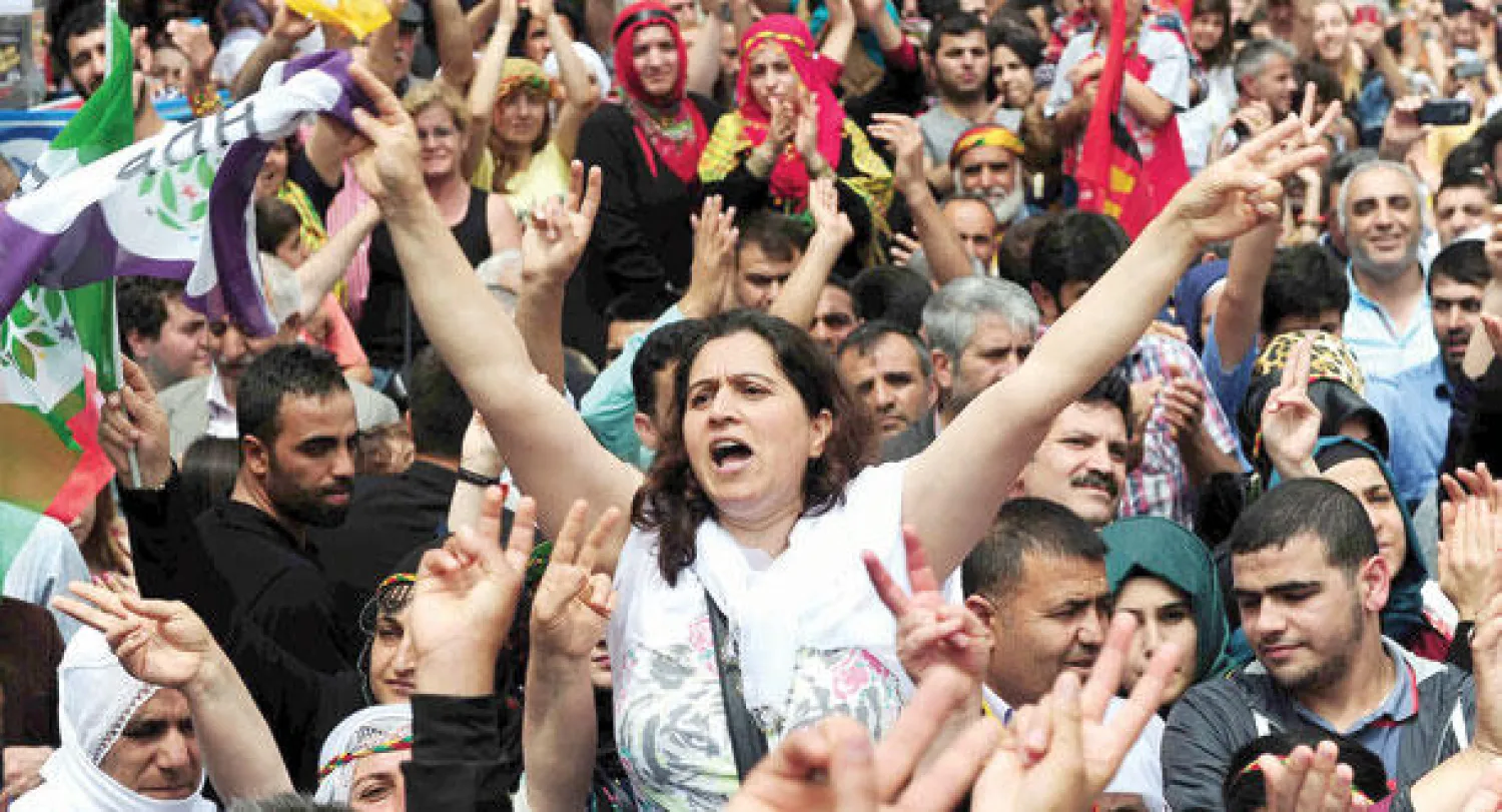 أنصار الزعيم الكردي صلاح الدين دميرطاش يحيونه في تجمع انتخابي بإسطنبول أمس (أ.ف.ب)