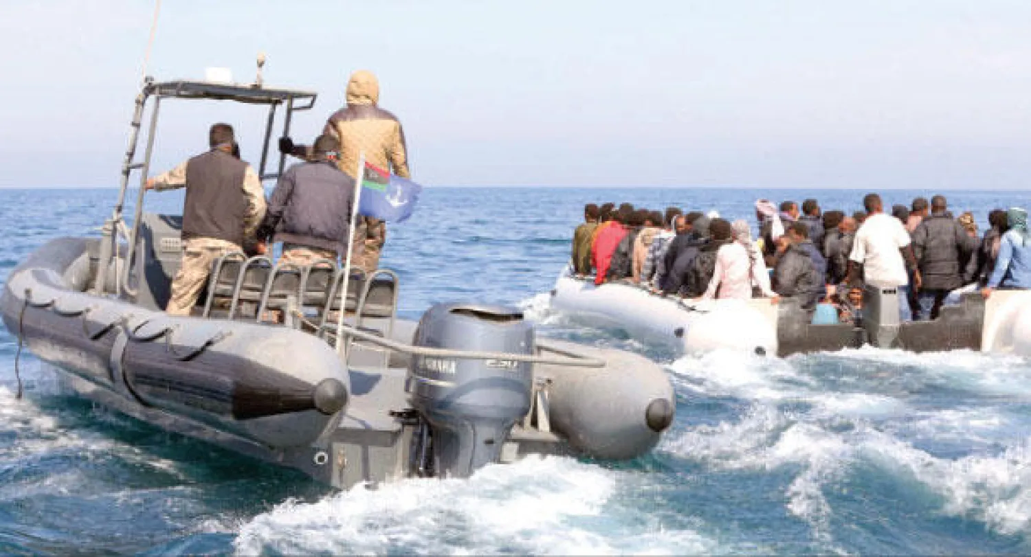 خفر السواحل الليبي يحاصر قاربا يحمل عددا من المهاجرين غير الشرعيين أمس (أ.ف.ب)