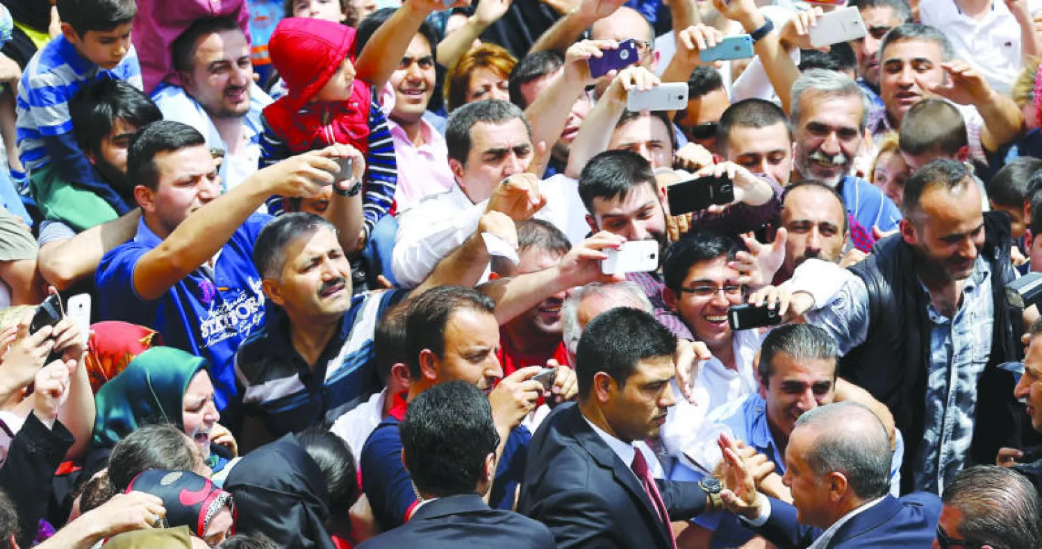 الرئيس التركي رجب طيب إردوغان بين أنصاره عقب إدلائه بصوته في الانتخابات البرلمانية في إسطنبول أمس (رويترز)