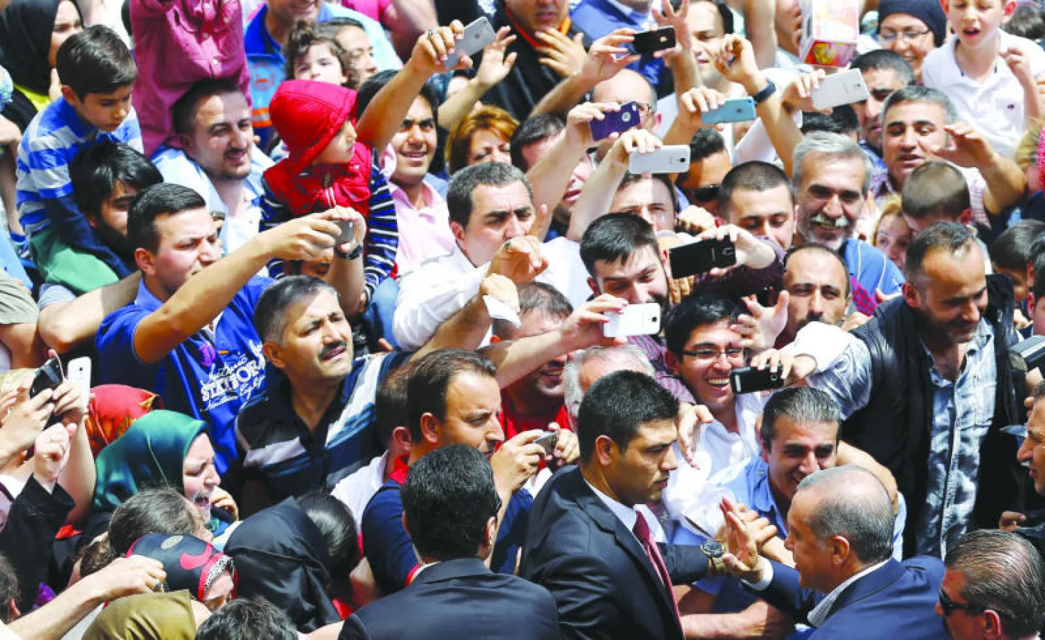 الرئيس التركي رجب طيب إردوغان بين أنصاره عقب إدلائه بصوته في الانتخابات البرلمانية في إسطنبول أمس (رويترز)