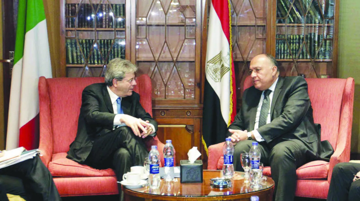 وزير خارجية مصر سامح شكري خلال مباحثاته مع نظيره الإيطالي باولو جينتيلوني قبل المؤتمر الصحافي في القاهرة أمس (رويترز)