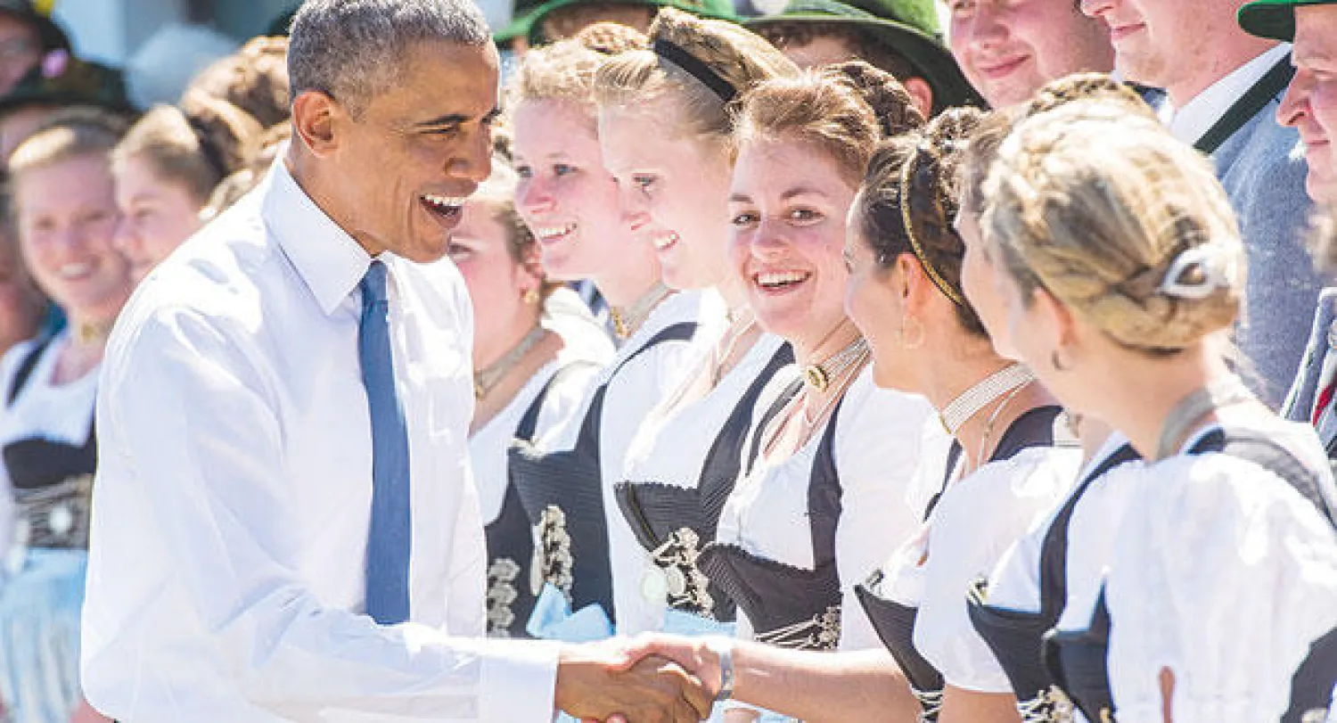 أوباما يصافح البافاريين بألبستهم التقليدية (إ.ب.أ)