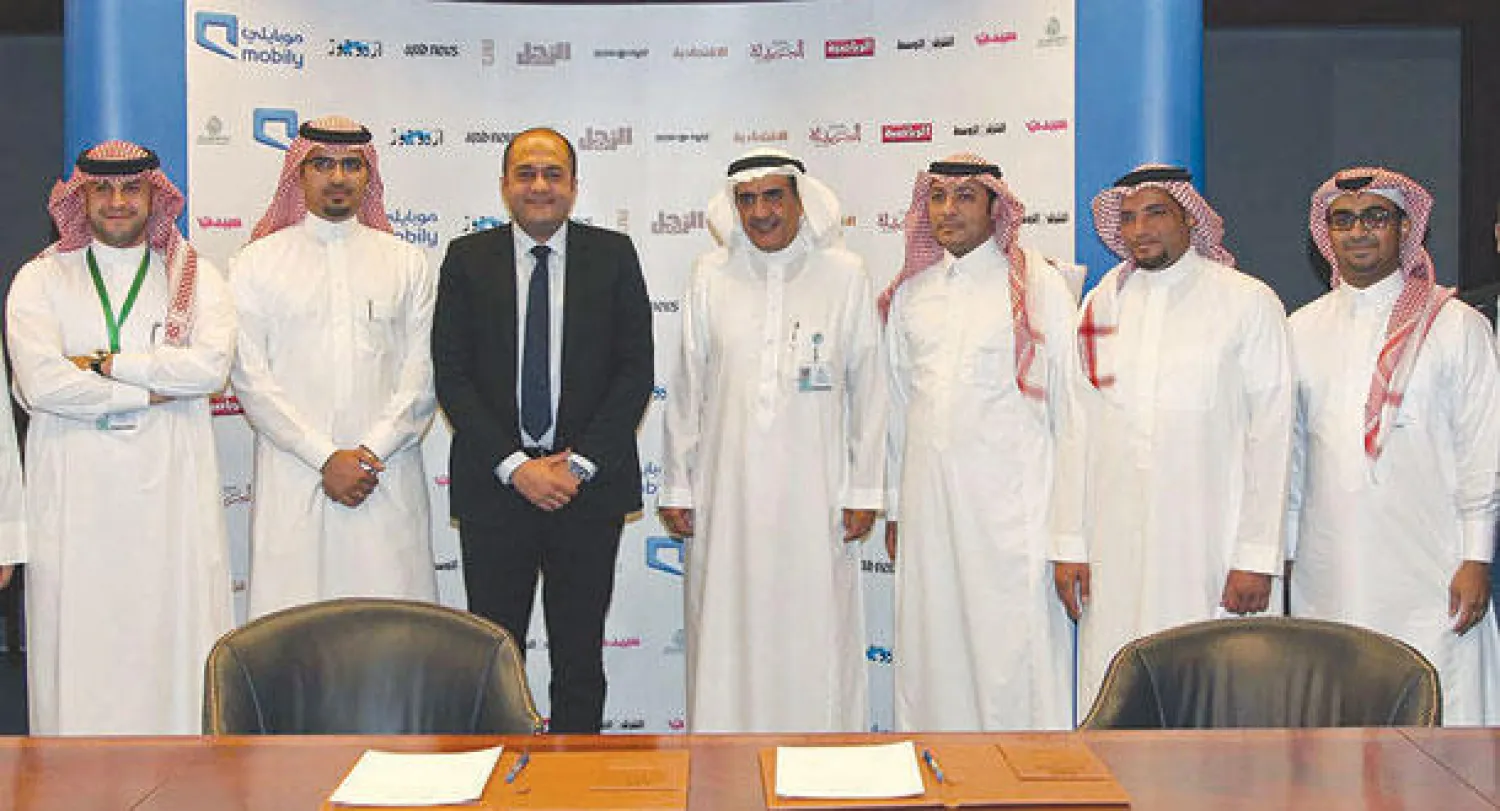 المهندس سليمان الحديثي رئيس مجلس الإدارة للمجموعة السعودية للأبحاث، وجون سعد الرئيس التنفيذي لقطاع الأفراد في «موبايلي» خلال توقيعهما الاتفاقية. ويظهر في الصورة وائل الفايز نائب المدير العام في المجموعة، ومحمد البلوي المدير العام التنفيذي للاتصال المؤسسي في «موبايلي» وعدد من مسؤولي الشركتين.