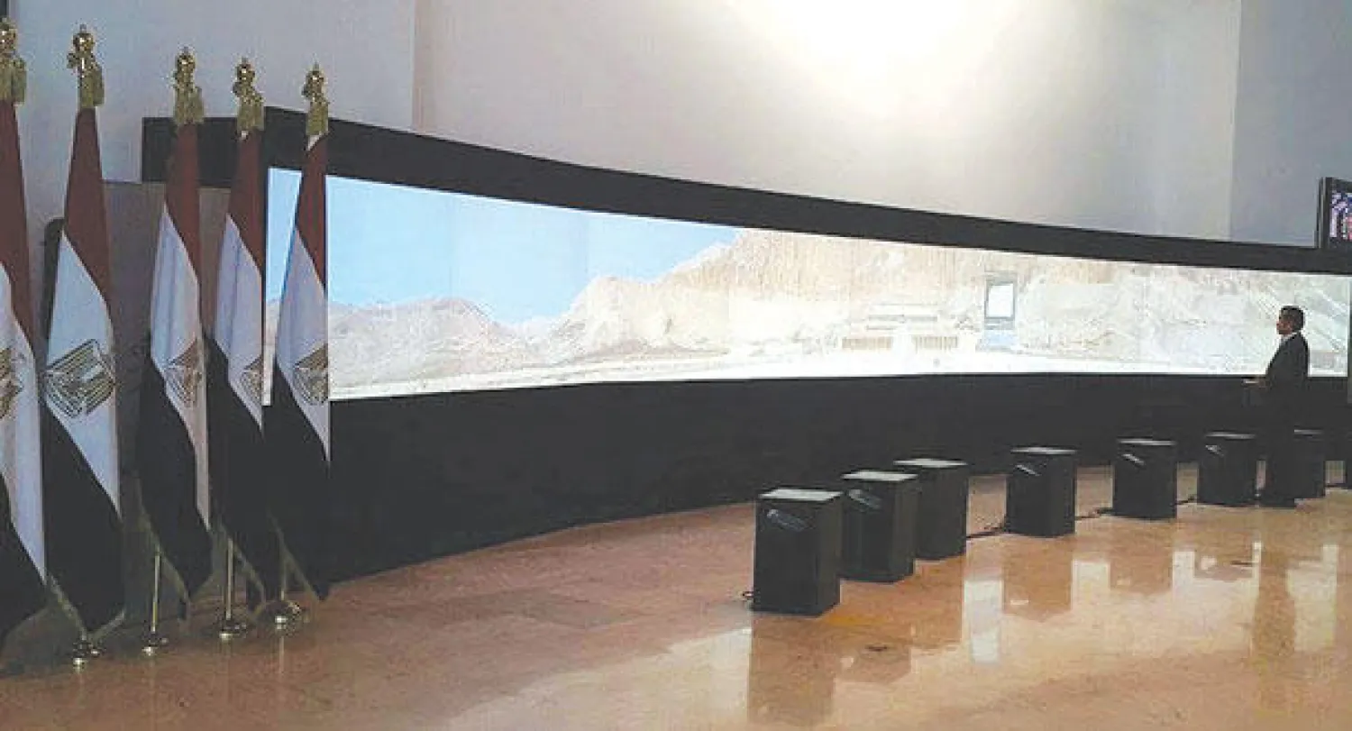 بانوراما للحضارة المصرية تستقبل ضيوف القمة في مدخل القاعة الرئيسية للمؤتمر («الشرق الأوسط»)