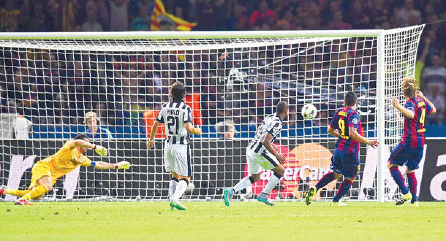 لويس سواريز محرزا الهدف الثاني لفريق برشلونة (رويترز)