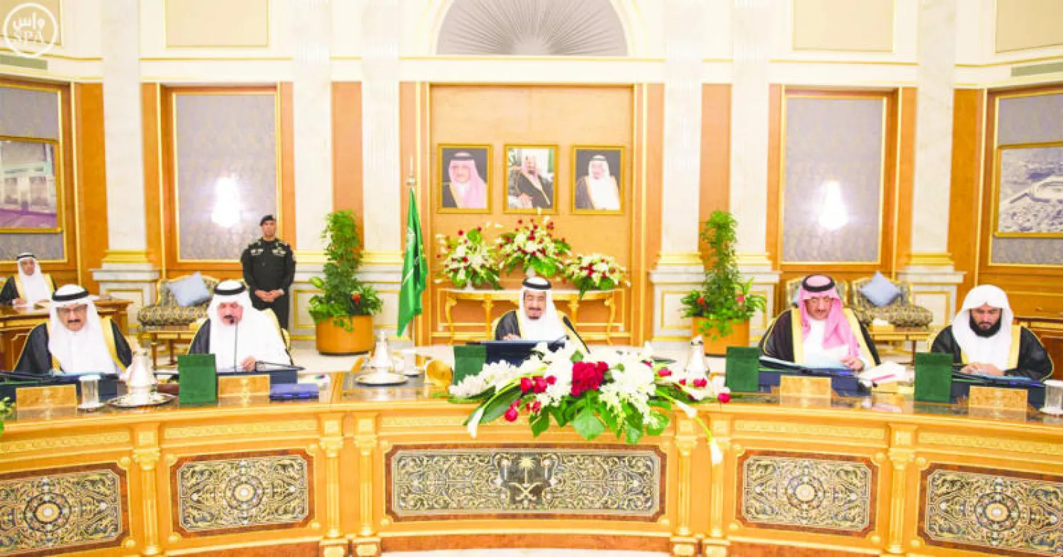 خادم الحرمين الشريفين الملك سلمان بن عبد العزيز لدى ترؤسه جلسة مجلس الوزراء في قصر السلام أمس (واس)