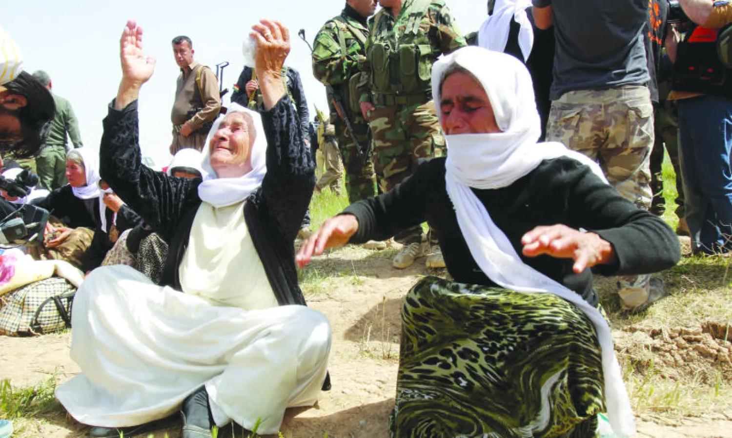 إيزيديتان بعد أن أفرج «داعش» عنهما مع آخرين في أبريل الماضي قرب كركوك (رويترز)