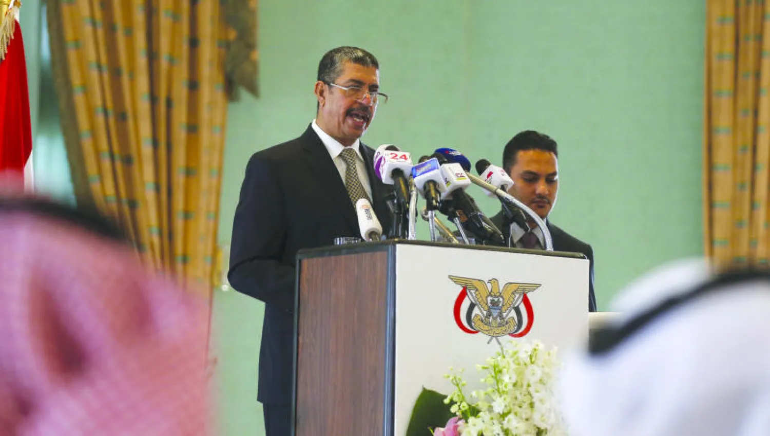 نائب الرئيس اليمني خالد بحاح خلال مؤتمره الصحافي في الرياض أمس (رويترز)