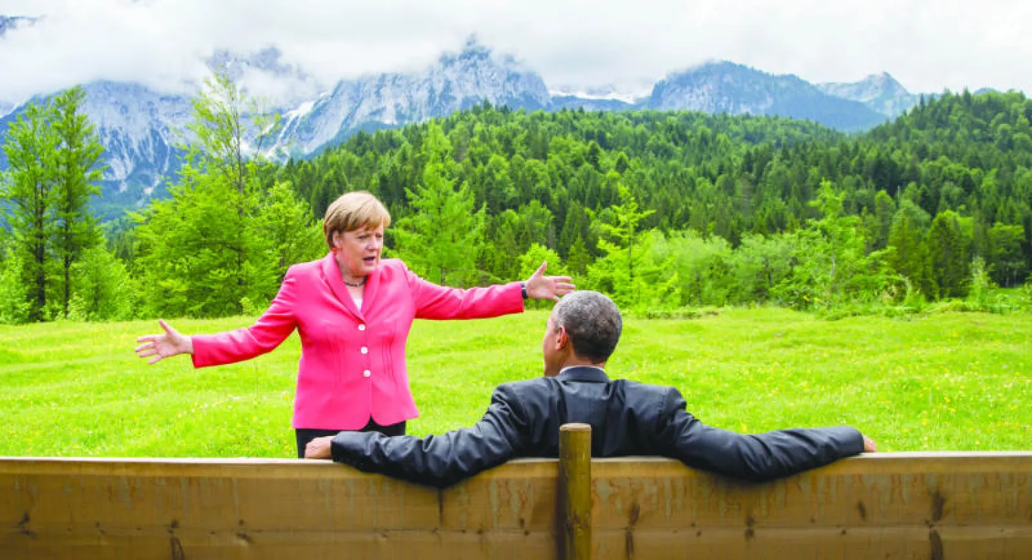 المستشارة الألمانية أنجيلا ميركل في حديث مع الرئيس الأميركي باراك أوباما على هامش قمة السبع أمس (أ.ب)