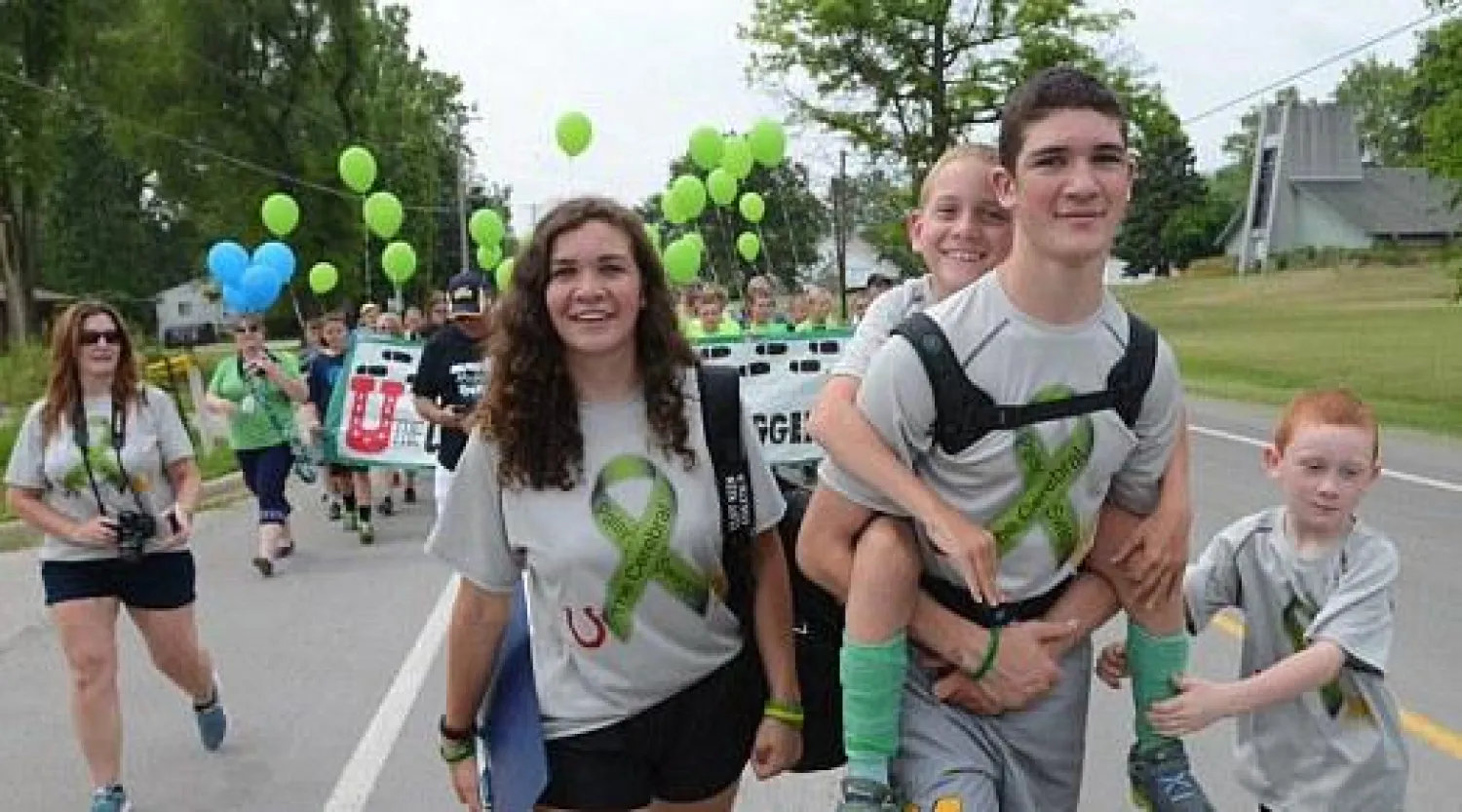 سار 3 أيام حاملا شقيقه على ظهره للتوعية بمرض الشلل الدماغي