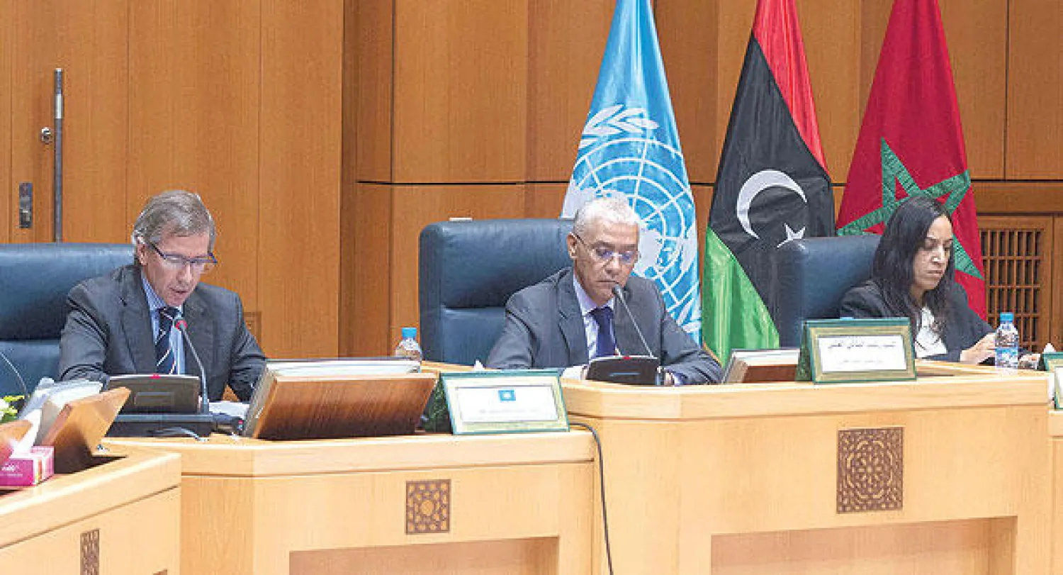 المبعوث الأممي برناردينو ليون يلقي كلمته خلال مباحثات الأطراف الليبيبة التي احتضنتها مدينة الصخيرات المغربية أمس (أ.ف.ب)