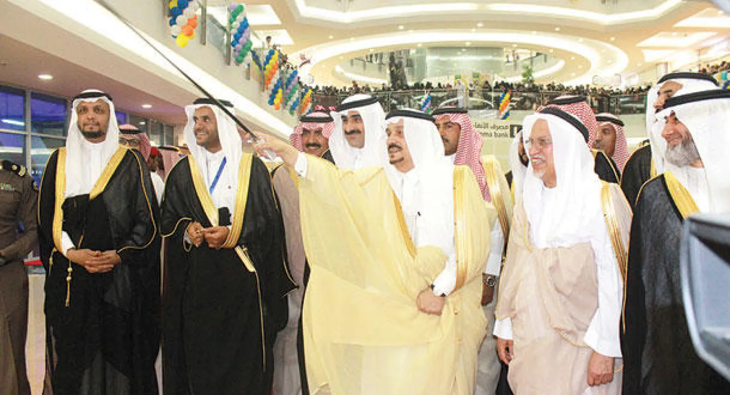 الأمير فيصل بن بندر بن عبد العزيز أمير الرياض خلال افتتاح مهرجان الرياض للتسوق والترفيه ({الشرق الأوسط})