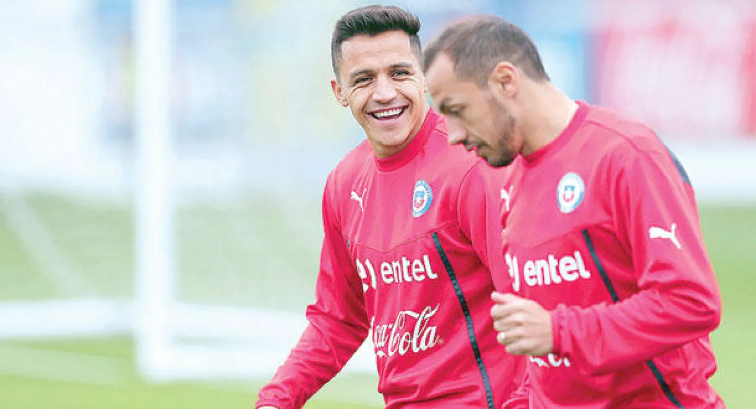 سانشيز ودياز أثناء تدريب منتخب تشيلي (أ.ف.ب)