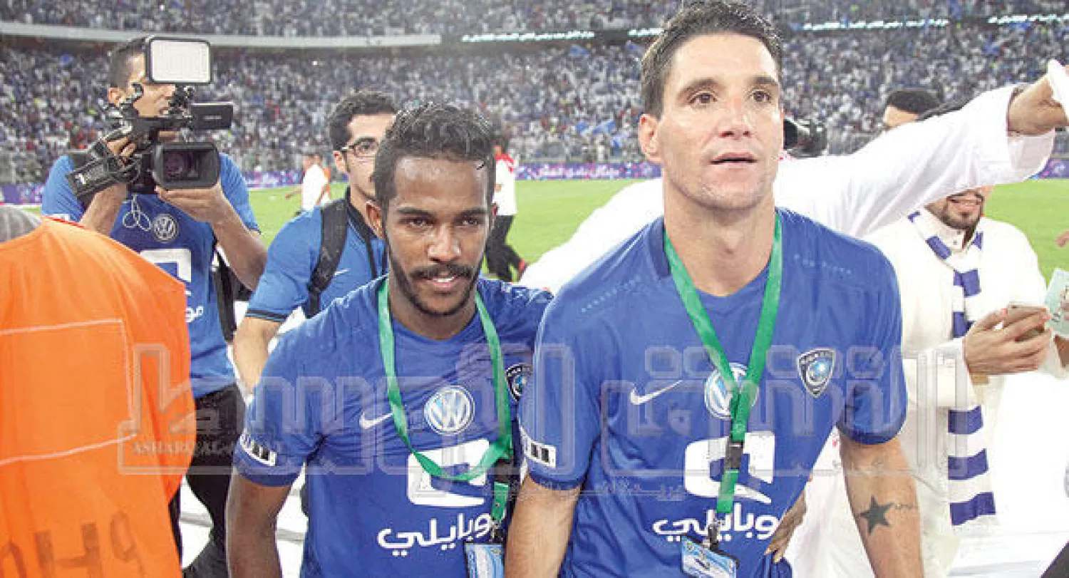 نيفيز مع زميله العابد يحتفلان ببطولة كأس الملك (تصوير: محمد المانع)