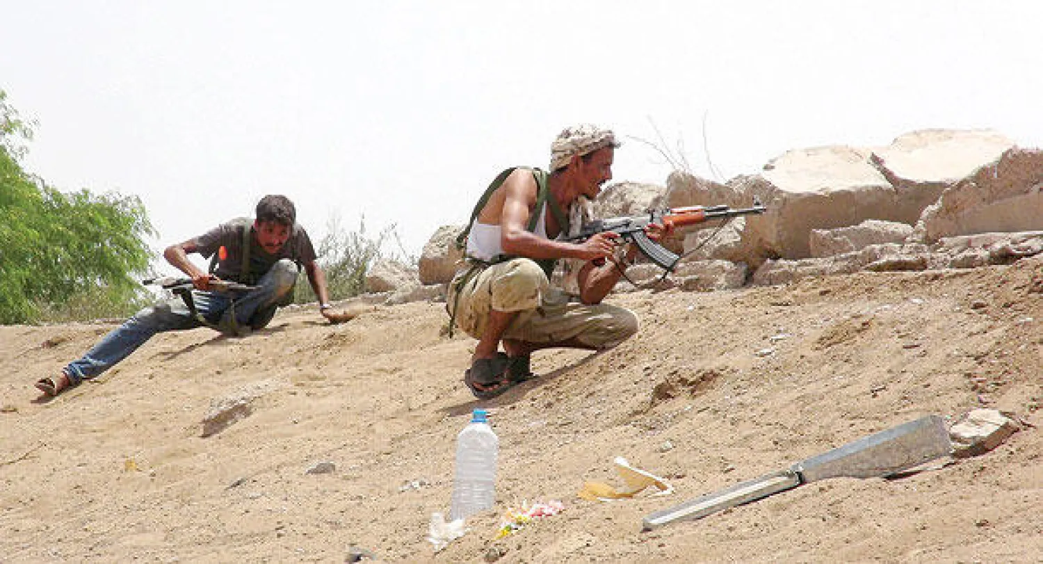 عناصر من المقاومة الشعبية خلال اشتباكهم مع مسلحين حوثيين في منطقة بئر أحمد في ضواحي عدن أمس (رويترز)