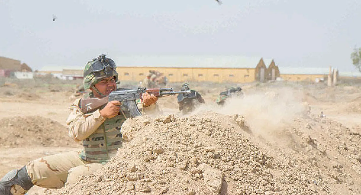 جنود عراقيون يتدربون تحت إشراف مستشارين أميركيين في قاعدة التاجي إلى الشمال من بغداد (رويترز)