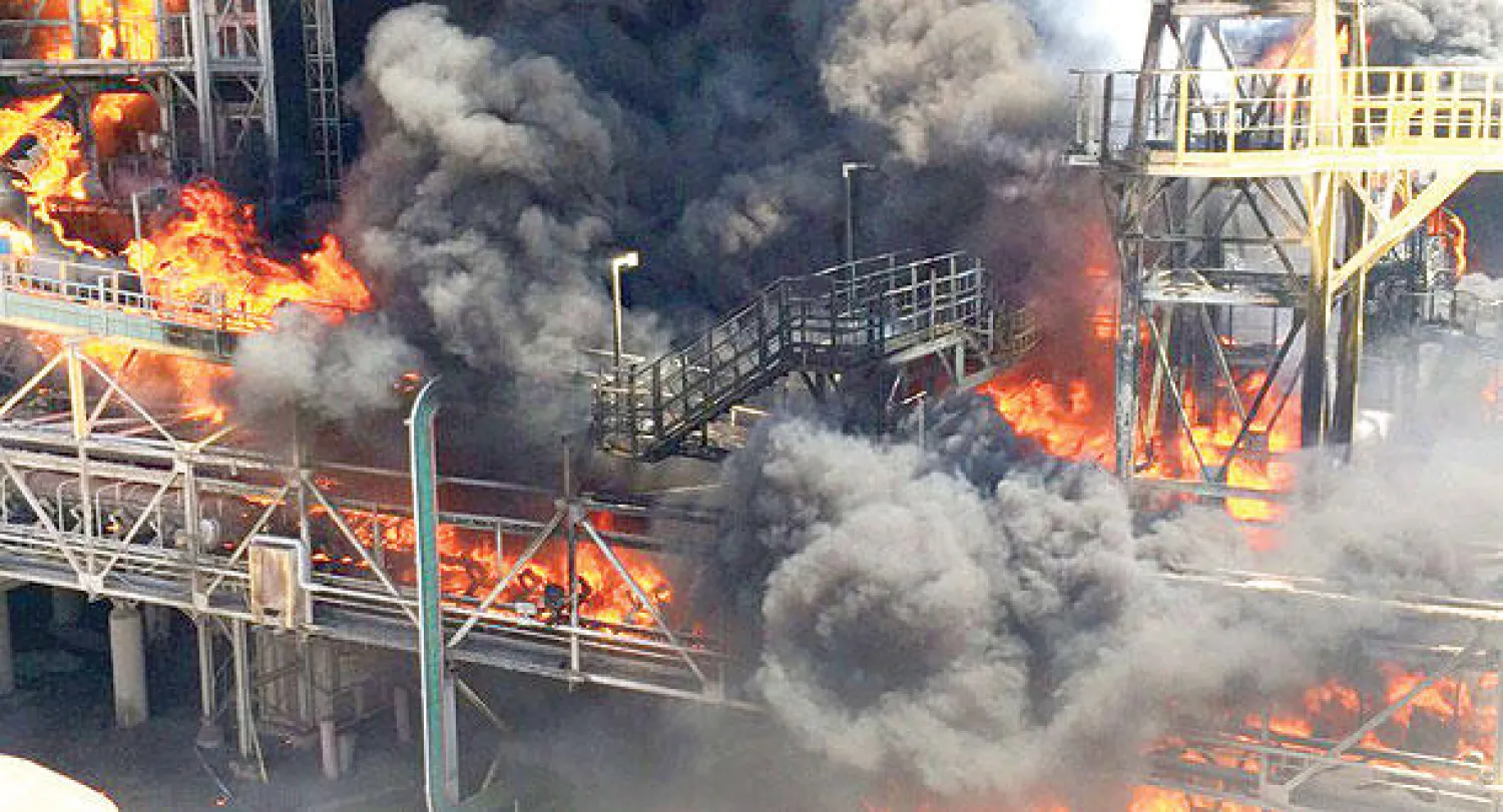 صورة وزعتها «دائرة الإنقاذ ومكافحة النيران الإسرائيلية» للحريق الهائل الذي اندلع في مصنع للكيماويات قريبًا  من بلدة ديمونة في النقب (إب.أ)