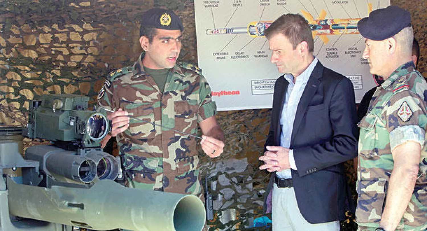 عسكري لبناني يشرح للسفير الأميركي في بيروت ديفيد هيل  عن تجربة صاروخ «تاو» في قرية طيبة قرب بعلبك (أ.ب)