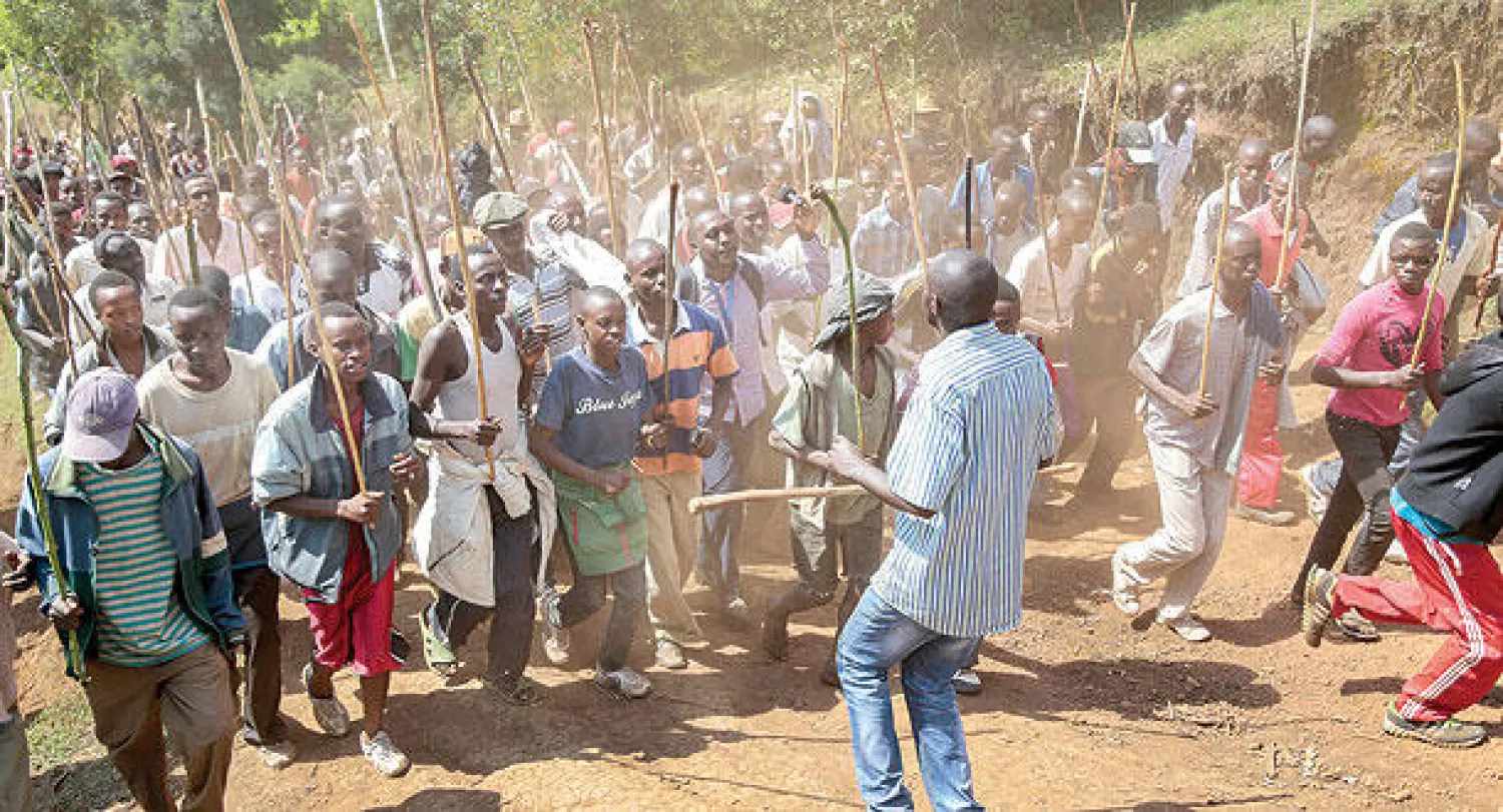 متظاهرون خرجوا أمس إلى شوارع موغونجومانجا للاحتجاج على سعي الرئيس بيير نكورونزيزا إلى الترشح لفترة رئاسية ثالثة (أ.ب)