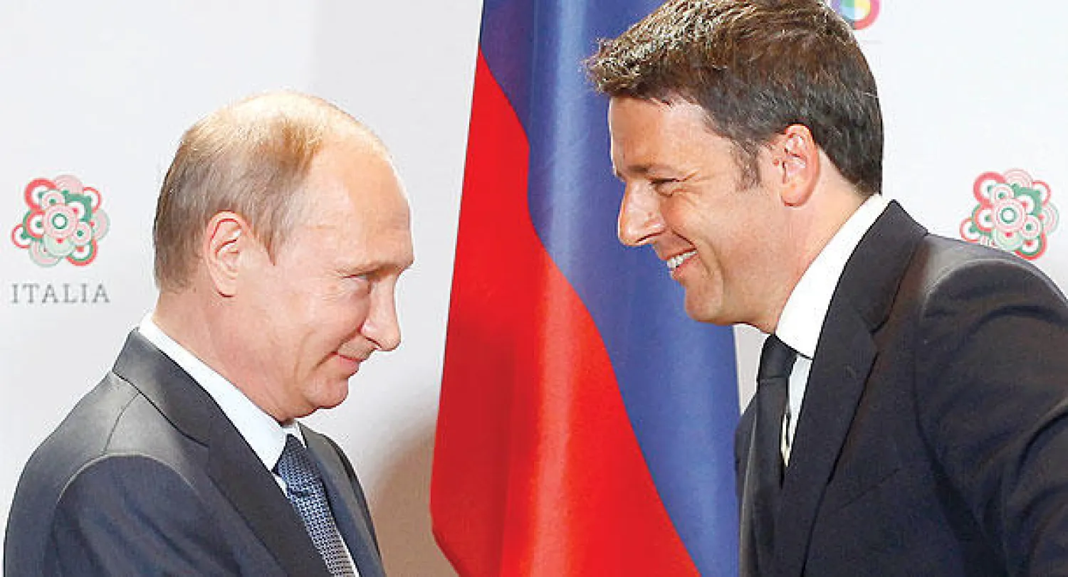 الرئيس الروسي فلاديمير بوتين مع رئيس الوزراء الإيطالي ماتيو رينزي عقب مؤتر صحافي مشترك قرب ميلانو أمس (أ.ب)