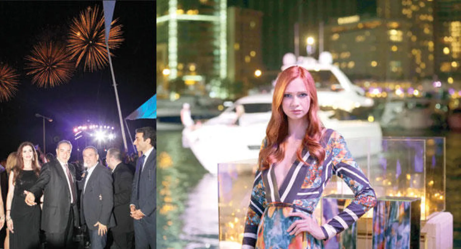 من عرض إيلي صعب في بيروت (أ.ف.ب)  -  صعب مع الوزير ميشال فرعون (تصوير: جوزف أبو رعد)