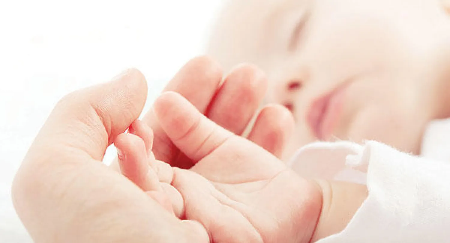 بلجيكية تنجب طفلاً سليمًا بعد إعادة زرع أنسجة أحد مبيضيها