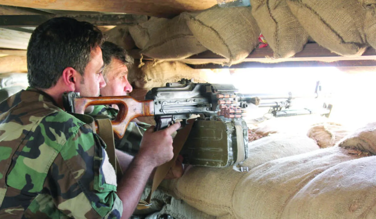 مقاتلان من قوات البيشمركة في الخطوط الأمامية بمحور الخازر القريب من الموصل («الشرق الأوسط»)