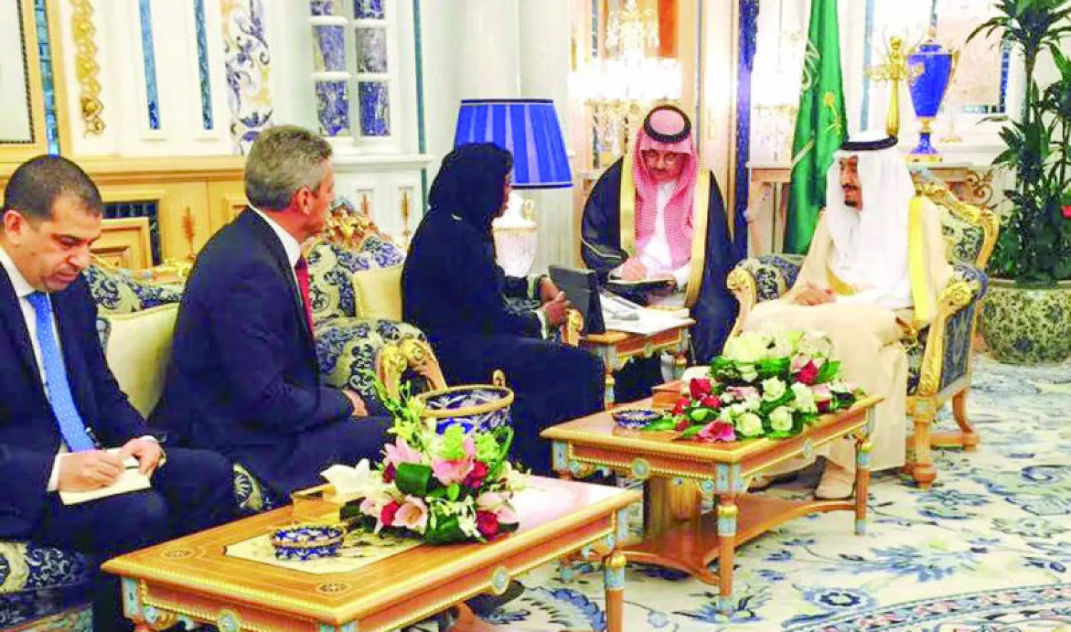 خادم الحرمين الشريفين لدى استقباله المديرة التنفيذية لبرنامج الأغذية العالمية بقصر السلام بجدة أمس (واس)