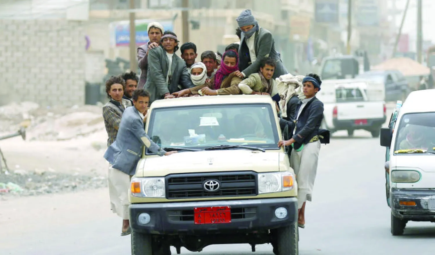 عشرات اليمنيين يتكدسون فوق شاحنة بإحدى ضواحي صنعاء بسبب أزمة الوقود الخانقة التي أرغمت المواطنين على استخدام شاحناتهم كسيارات أجرة (رويترز)