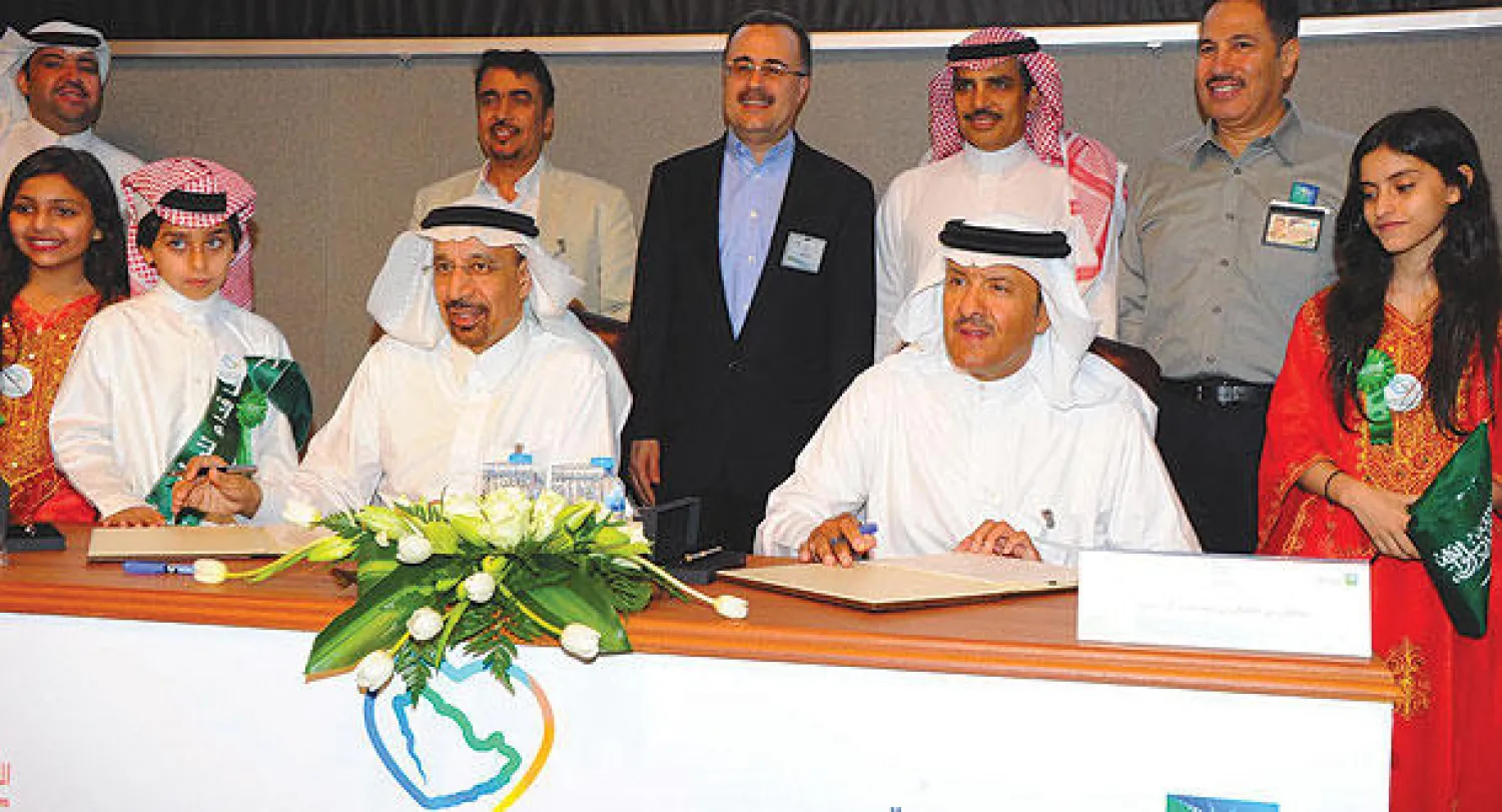 الأمير سلطان بن سلمان وإلى جواره المهندس خالد الفالح خلال توقيعهما اتفاقية الشراكة في برنامج «عيش السعودية» بين الهيئة العامة للسياحة وأرامكو السعودية (واس)