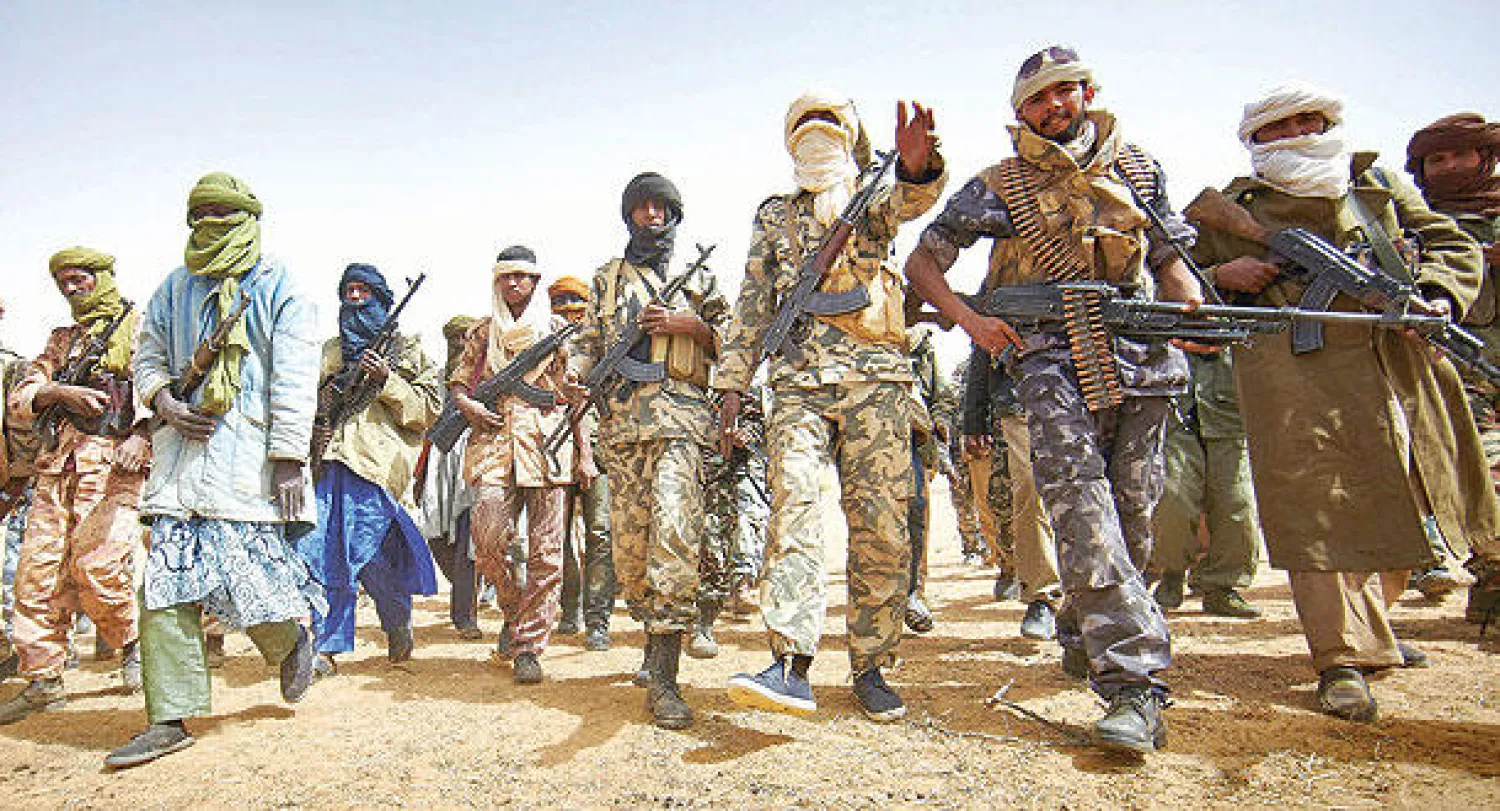 دروب التجارة القديمة لقبيلة «الطوارق» تحولت لمسارات لسيارات الجماعات المتطرفة («الشرق الأوسط»)

الشيخ جديدي يخلاص أحد زعماء الطوارق («الشرق الأوسط»)

تدريبات عسكرية لمقاتلين في مناطق نفوذ الطوارق («الشرق الأوسط»)