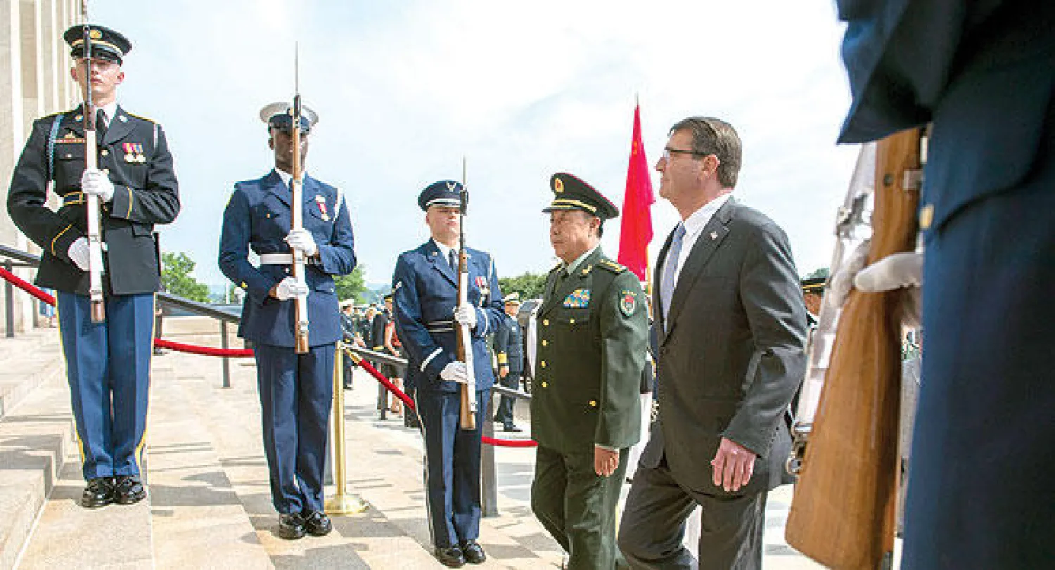 وزير الدفاع الأميركي آشتون كارتر مع الجنرال فان شانغلونغ نائب رئيس اللجنة العسكرية المركزية في الحزب الشيوعي الصيني، خلال زيارته للبنتاغون أول من أمس (إ.ب.أ)