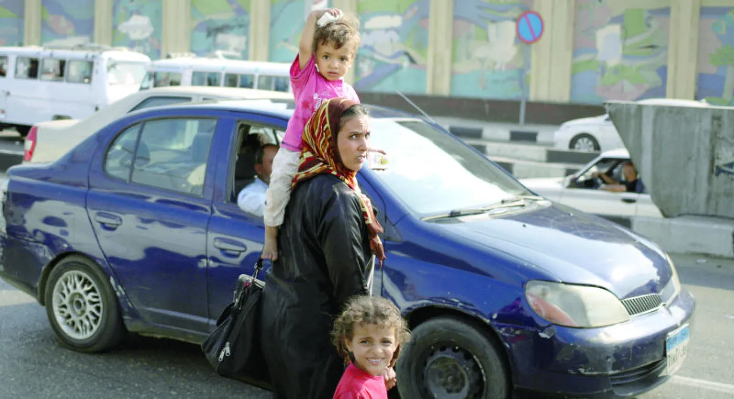 مصرية تبيع المناديل الورقية الجيبية في أحد شوارع القاهرة (أ.ب)