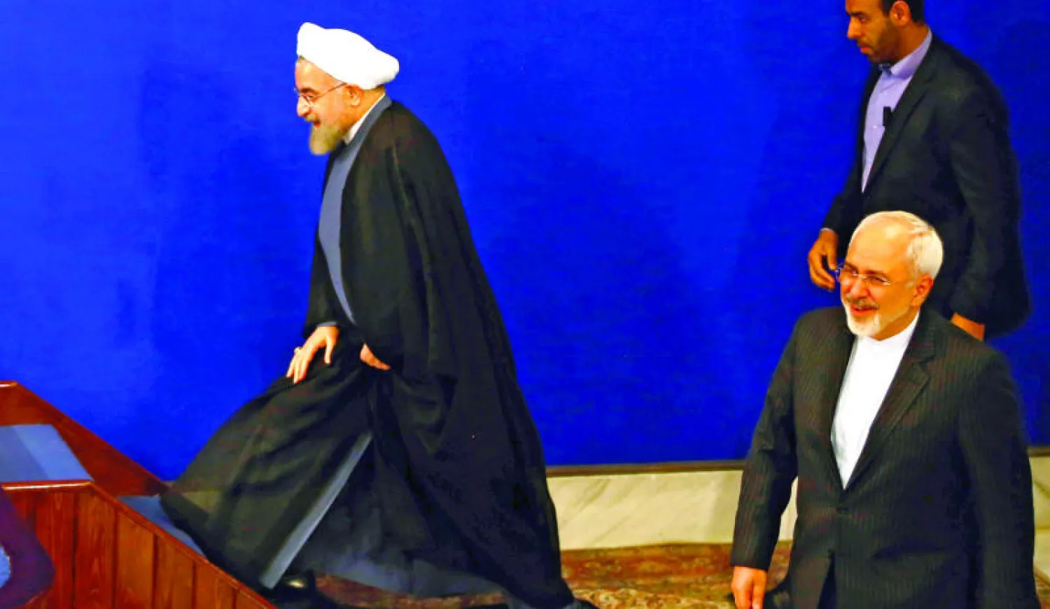 الرئيس روحاني ووزير خارجيته ظريف قبيل مؤتمر صحافي في طهران أمس ( إ.ب.أ)