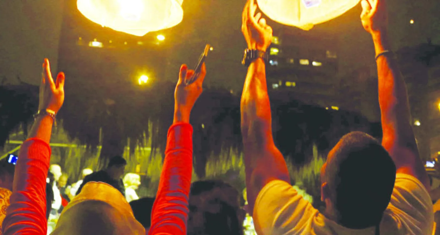 أقيم في بيروت أمس مهرجان القناديل تحت شعار «نحن نتذكر» الذي يحتفي بالمكان اللبناني (رويترز)