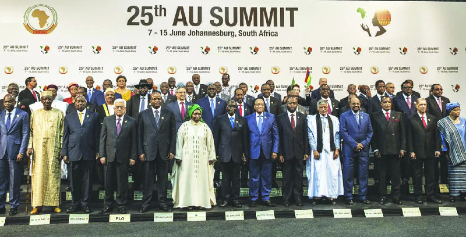 صورة جماعية لزعماء افريقيا خلال قمتهم في جوهانسبورغ أمس (أ.ف.ب)
