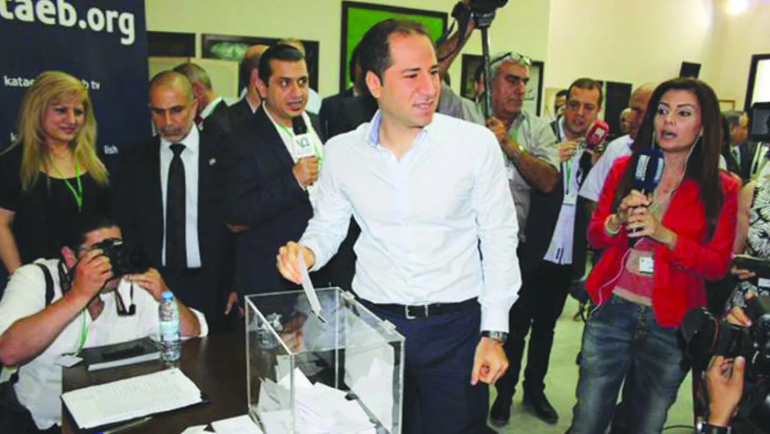 سامي الجميل الفائز برئاسة حزب الكتائب لحظة مشاركته في الاقتراع ببيروت أمس («الشرق الأوسط»)