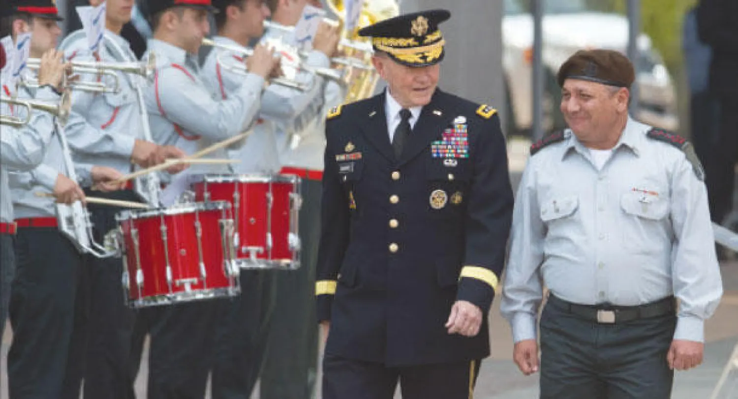 الجنرال الأميركي مارتن دمبسي (يسار) ورئيس الأركان الإسرائيلي غادي آيزتقوط يستعرضان حرس الشرف في قاعدة عسكرية في تل أبيب (أ.ب)