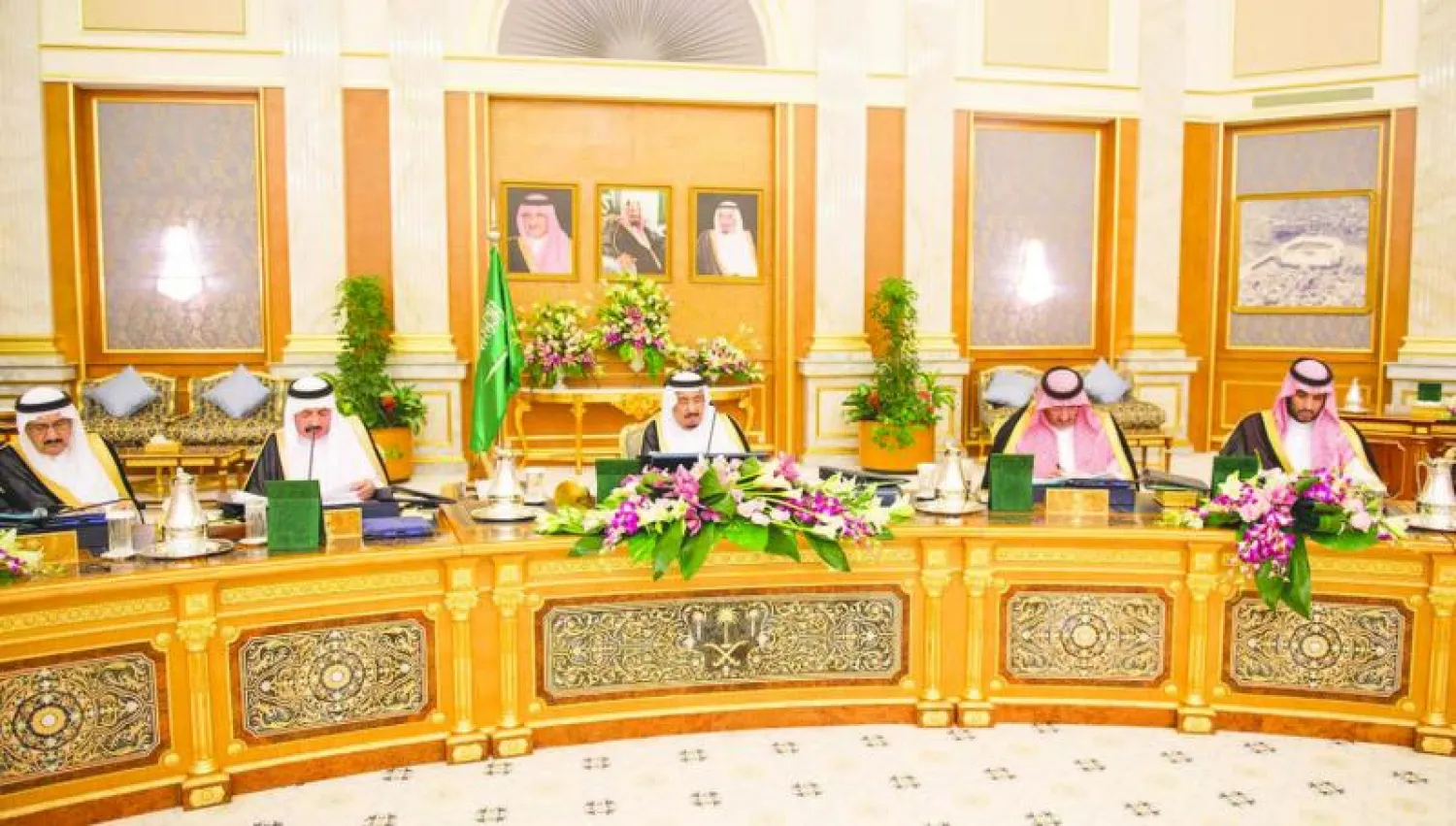 خادم الحرمين الشريفين مترئسا جلسة مجلس الوزراء أمس (واس)