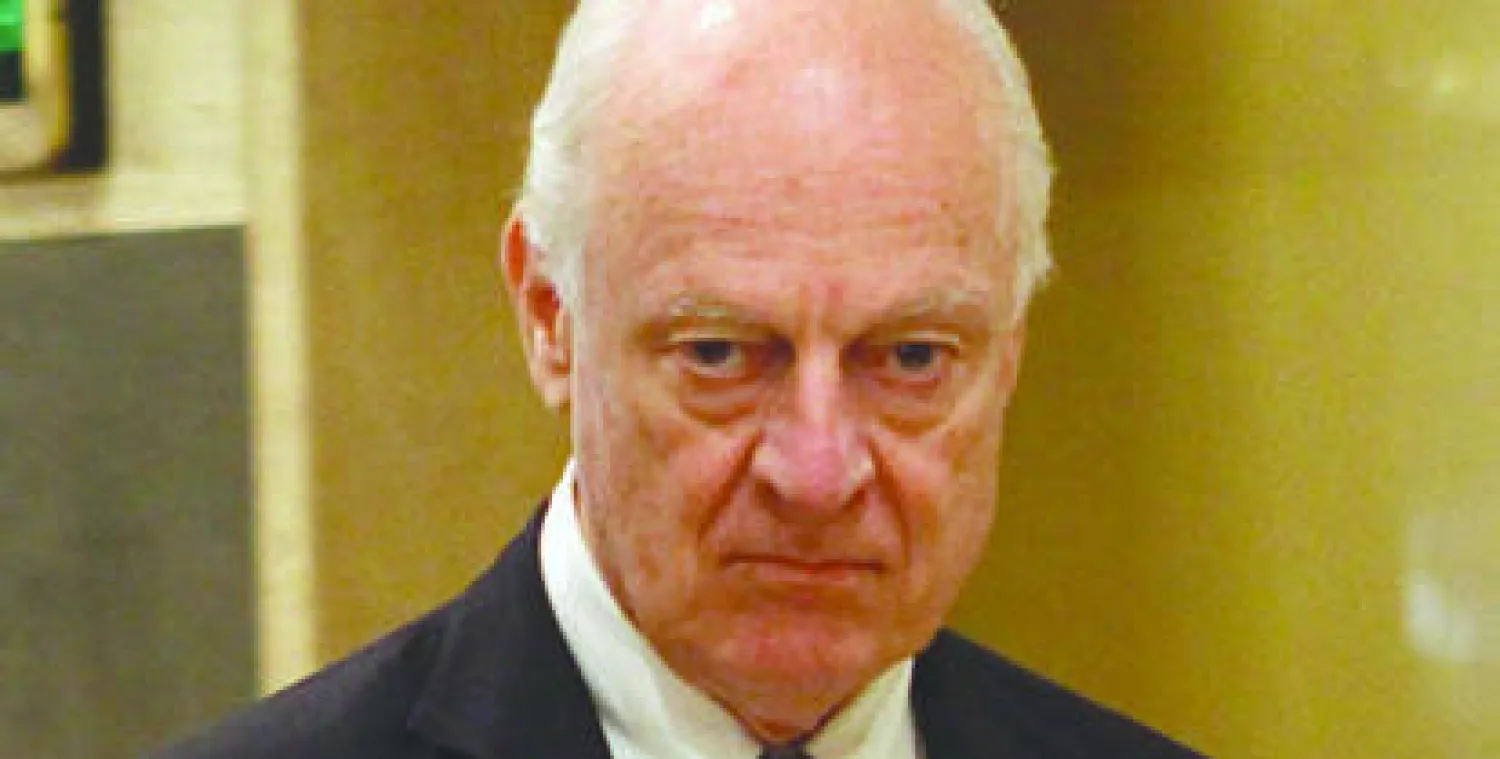 المبعوث الخاص إلى سوريا ستيفان دي ميستورا داخل الفندق الذي يقيم فيه أثناء زيارته لسوريا التي تستغرق 3 أيام (أ.ف.ب)