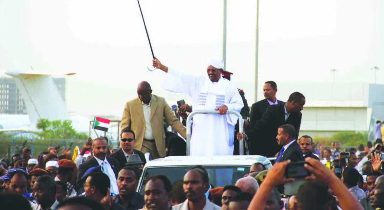 الرئيس السوداني عمر البشير وسط مؤيديه في الخرطوم أثناء عودته من جنوب السودان أمس (إ.ب.أ)