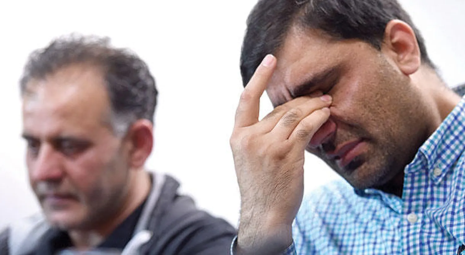 أختر إقبال زوج صغرى داود ومحمد شعيب زوج خديجة داود في المؤتمر الصحافي الذي طالبا فيه الزوجتين الفارتين إلى «داعش» بالعودة إلى بريطانيا (أ.ف.ب)