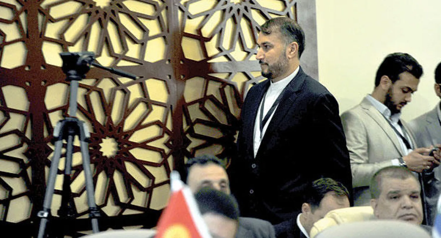 مساعد وزير الخارجية الإيراني لدى مغادرته قاعة الاجتماع قبيل كلمة هادي أمس («الشرق الأوسط»)