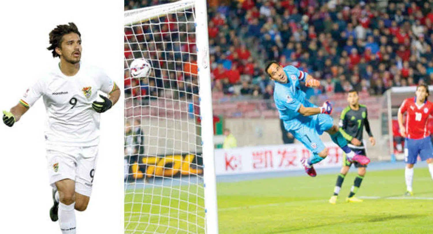 حارس تشيلي كلاوديو برافو يتابع الكرة في شباكه (أ.ب)  -  مارسيلو بعد اختتامه أهداف بوليفيا (إ.ب.أ)